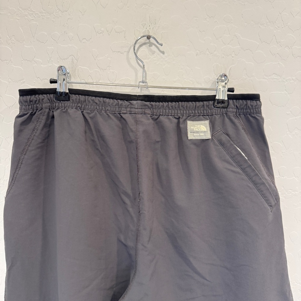 The North Face Charcoal Grey Athletic Shorts Mens Medium Athleisure Workout - Picture 7 of 8